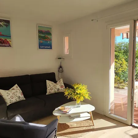 Joli Avec Jardin Dans Avec Piscines Apartment Saint-Raphael (Var)