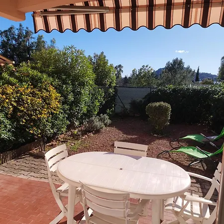 Joli Avec Jardin Dans Avec Piscines * Saint-Raphael (Var)